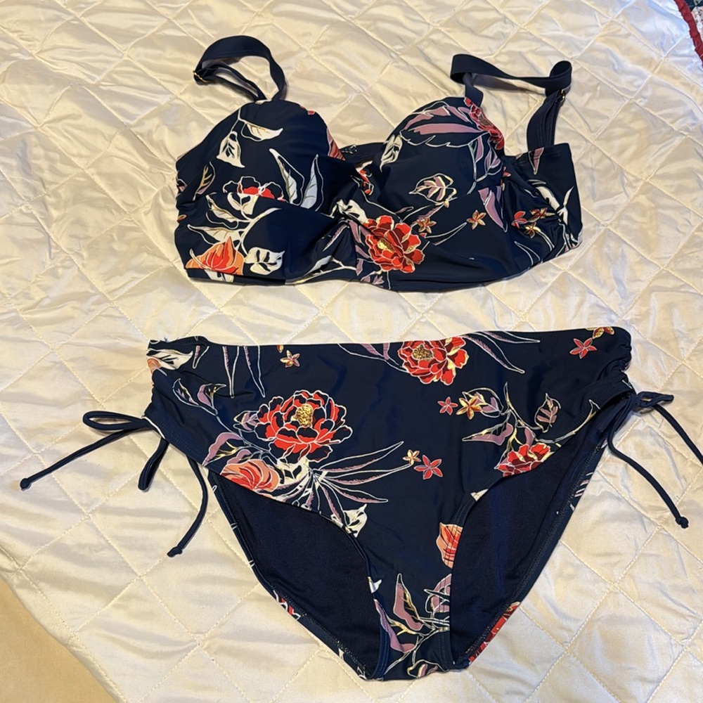 HEAT 2 PIECE BLUE MULTICOLOR SWIMSUIT TOP SIZE E/BOTTOM SIZE XL